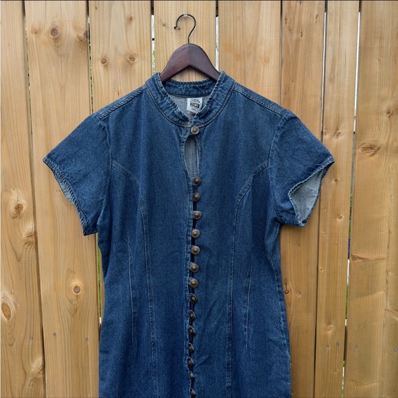 Vintage denim plus sized button up dress with keyhole. - Picture 5 of 7
